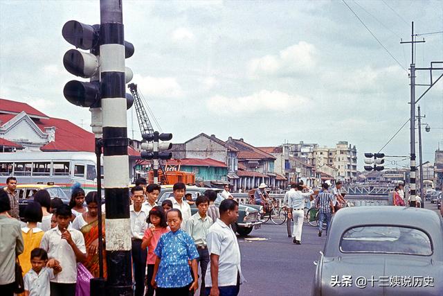 刚刚被迫独立的新加坡：汉字随处可见，街头脏乱差，李光耀很悲伤