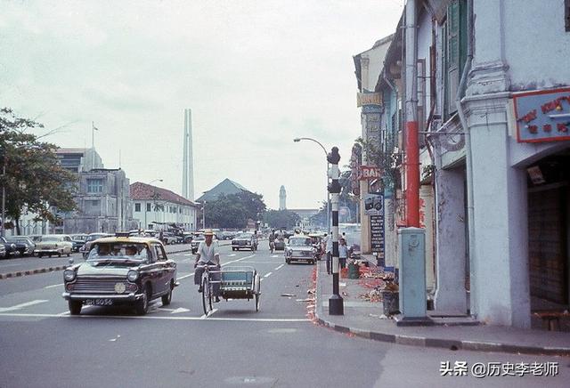 1967年刚被迫独立的新加坡：李光耀满脸忧虑，居民区和街头脏乱差