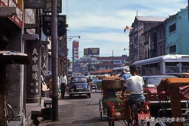 1967年刚被迫独立的新加坡：李光耀满脸忧虑，居民区和街头脏乱差