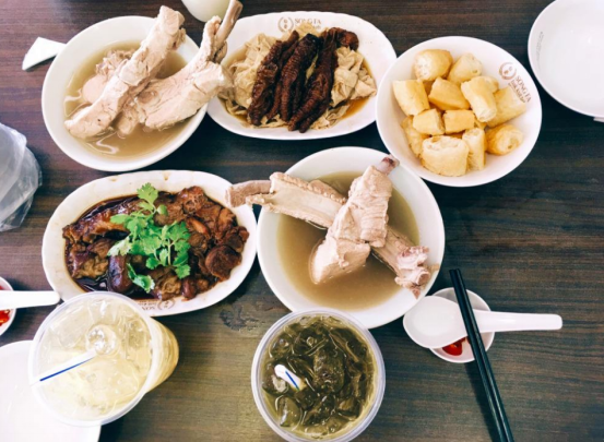新加坡人普遍不爱在家下厨，那么他们平日里，如何解决一日三餐？