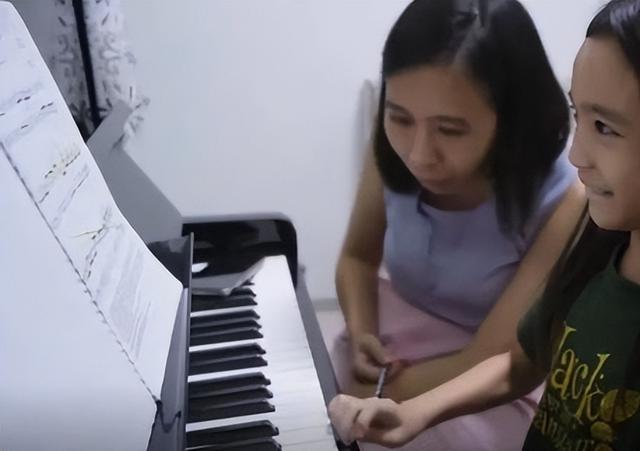 看到新加坡妈妈的鸡娃日常,海淀妈妈默不作声,被称内卷王中王