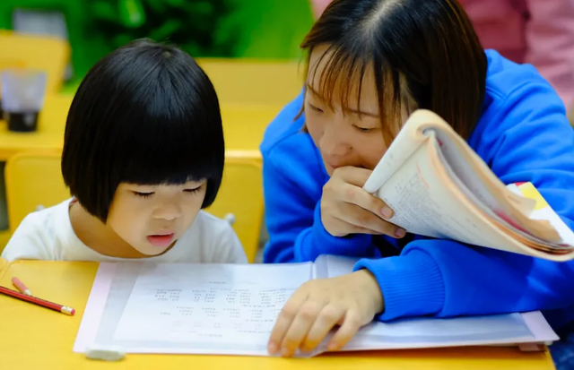 看到新加坡妈妈的鸡娃日常,海淀妈妈默不作声,被称内卷王中王