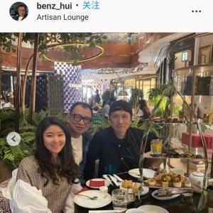 73岁许绍雄移民新加坡！23岁女儿亭亭玉立未嫁人，欲回国开蛋糕店