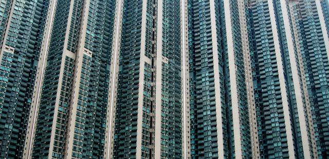 香港和新加坡人口面积极为接近 为何香港居住如此拥挤 真的缺地吗