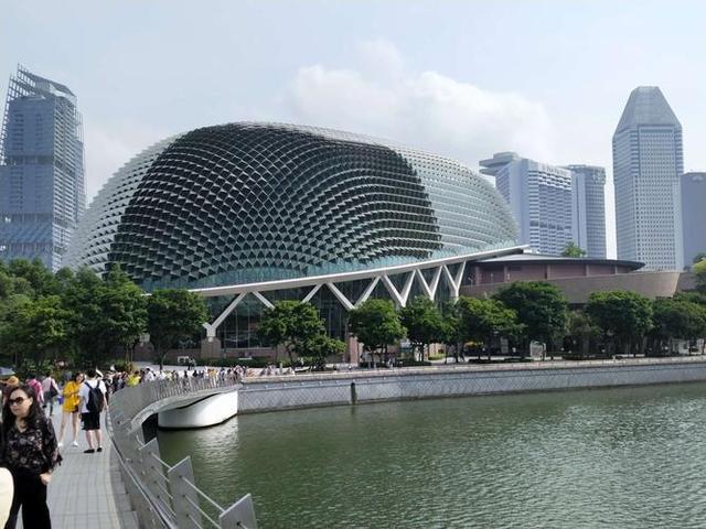 面积约等于北京五环以内的新加坡,GDP位列全球39名