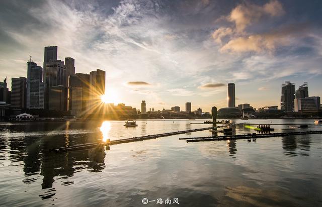 新加坡的国土面积不足广州市的十分之一，夜景却醉了游客