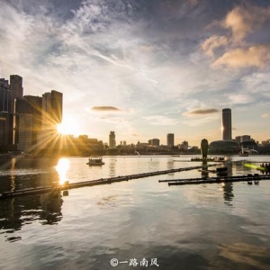 新加坡的国土面积不足广州市的十分之一，夜景却醉了游客