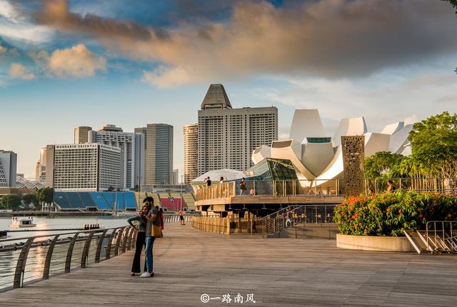 新加坡的国土面积不足广州市的十分之一，夜景却醉了游客