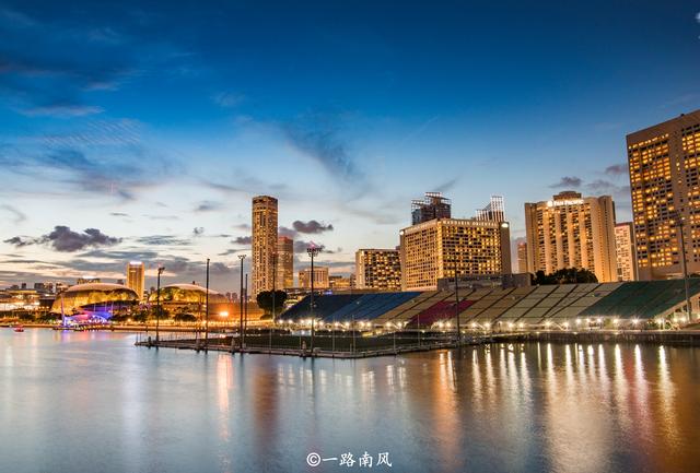 新加坡的国土面积不足广州市的十分之一，夜景却醉了游客