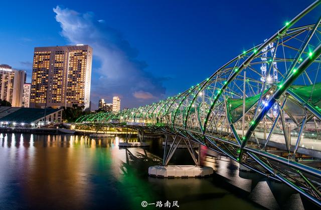 新加坡的国土面积不足广州市的十分之一，夜景却醉了游客
