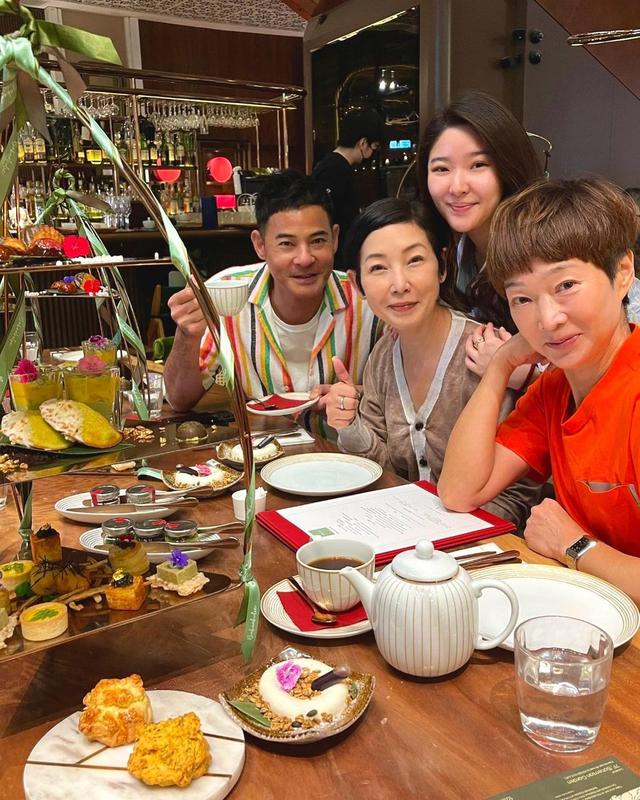 许绍雄一家移民新加坡,久违回国宣布卖蛋糕,众星现身支持太热闹