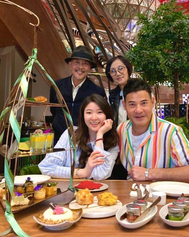 许绍雄一家移民新加坡,久违回国宣布卖蛋糕,众星现身支持太热闹
