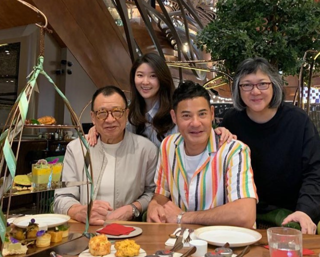 许绍雄一家移民新加坡,久违回国宣布卖蛋糕,众星现身支持太热闹