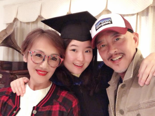 许绍雄一家移民新加坡,久违回国宣布卖蛋糕,众星现身支持太热闹