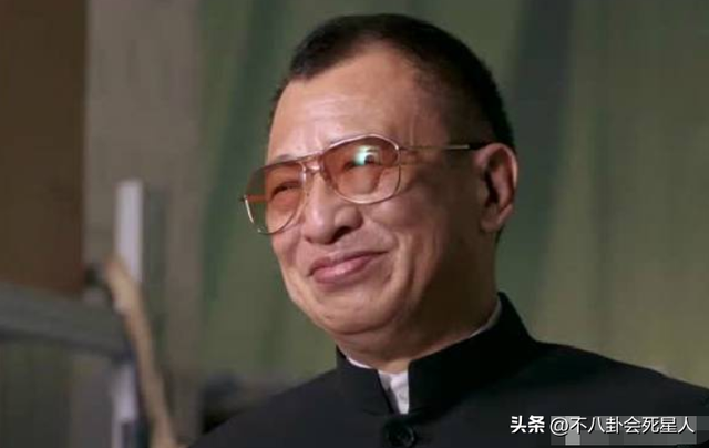 73岁许绍雄回国与众港星相聚!移民新加坡30年,女儿颜值让人惊讶