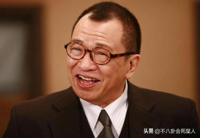 73岁许绍雄回国与众港星相聚!移民新加坡30年,女儿颜值让人惊讶