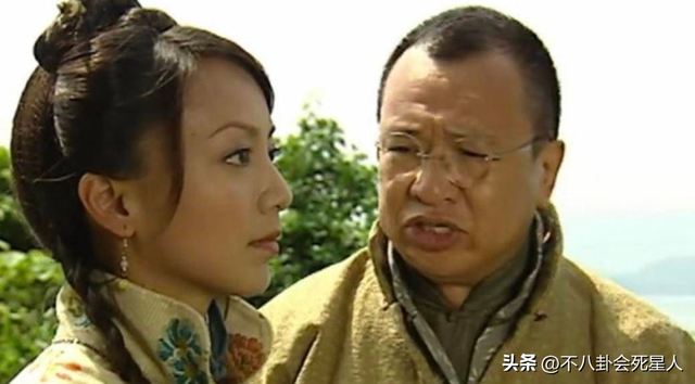 73岁许绍雄回国与众港星相聚!移民新加坡30年,女儿颜值让人惊讶