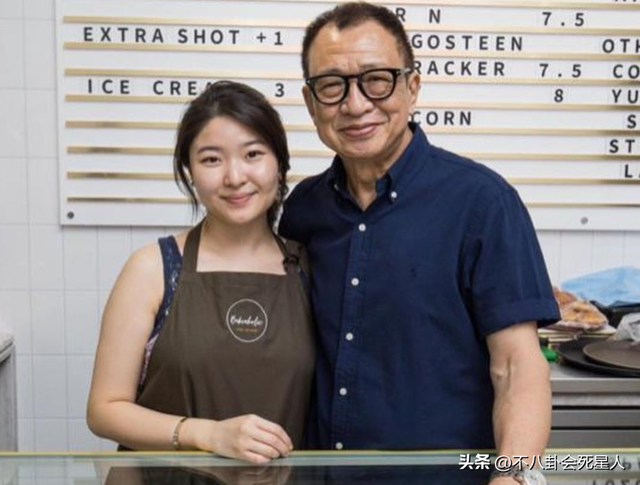 73岁许绍雄回国与众港星相聚!移民新加坡30年,女儿颜值让人惊讶