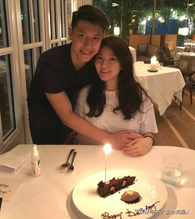 73岁许绍雄回国与众港星相聚!移民新加坡30年,女儿颜值让人惊讶