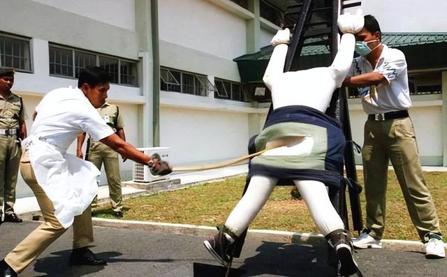 新加坡鞭刑有多恐怖？传言没人能挺过6鞭，这是真的吗？