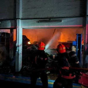 德福巷厂房起火 多辆汽车起火 无人员伤亡