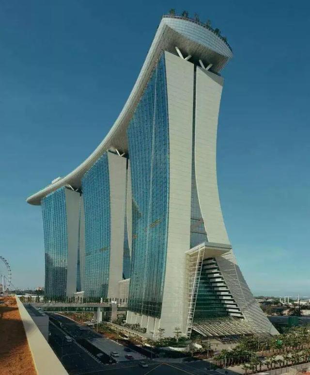 耗资57亿美元，建成的滨海湾金沙酒店，高度198米共有57层
