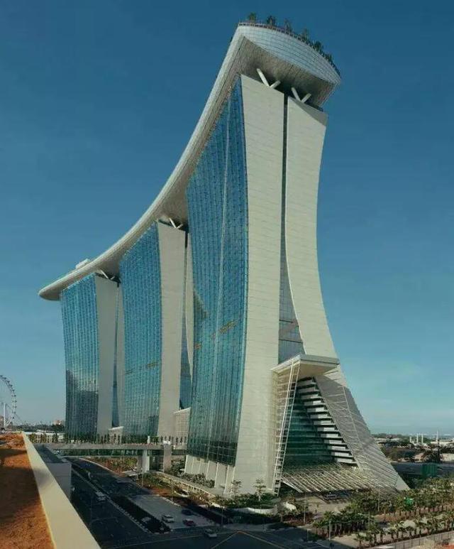 耗资57亿美元,建成的滨海湾金沙酒店,高度198米共有57层