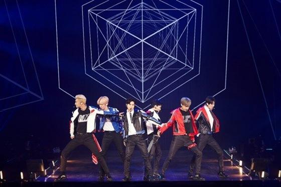 EXO新加坡演唱会圆满结束 粉丝应援气氛热烈