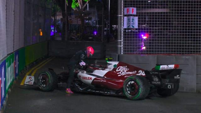 F1新加坡站正赛，周冠宇第七圈就被“阿罗杀手”撞上墙退赛，佩雷兹夺冠