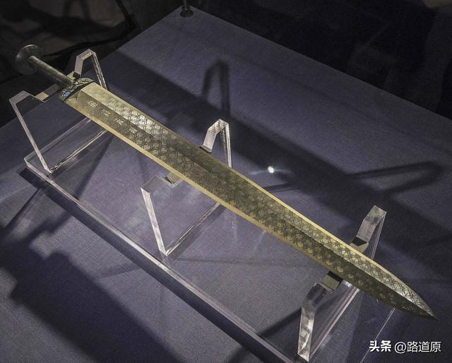 1994年越王勾践剑赴新加坡展览,被意外划伤,此后被禁止出国展览