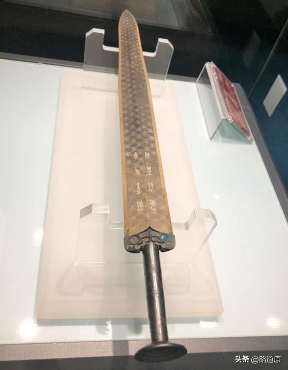 1994年越王勾践剑赴新加坡展览,被意外划伤,此后被禁止出国展览