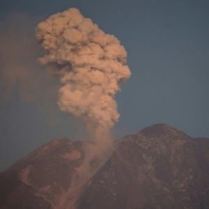 印尼塞梅鲁火山喷发 外交部建议国人延迟非必要旅行