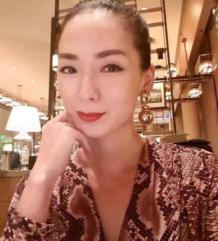 火遍中国的新加坡女星:小龙女嫁杨过,何仙姑离婚,白牡丹嫁老外