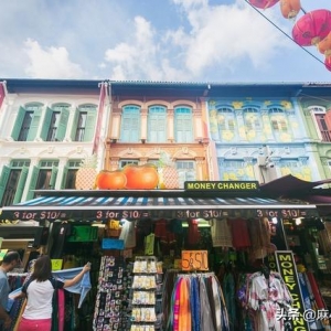 新加坡唐人街原来叫牛车水，市区最热闹的地方，聚集各种中国美食