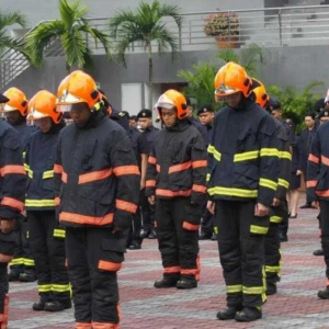 民防部队为殉职消防员举行告别仪式并追授一级上士