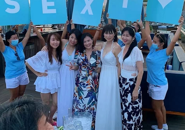 新加坡女神潘玲玲近照!穿吊带裙大秀好身材,51岁抗癌成功精神好