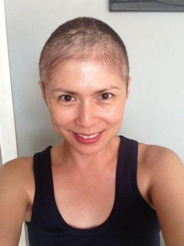 新加坡女神潘玲玲近照!穿吊带裙大秀好身材,51岁抗癌成功精神好