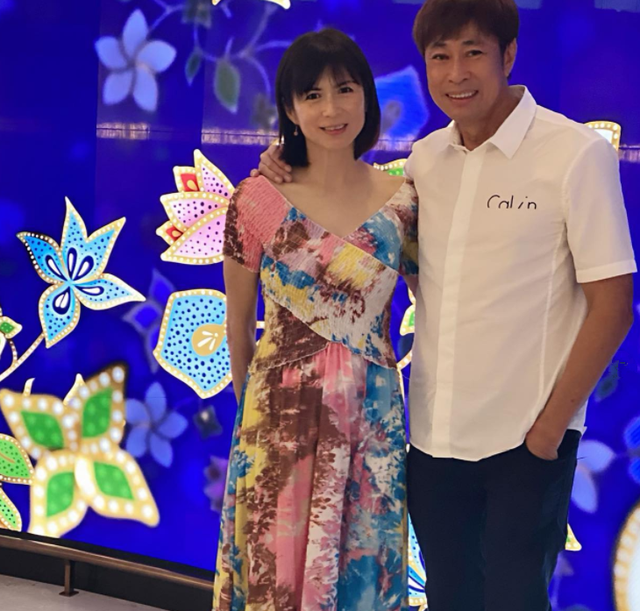 新加坡女神潘玲玲近照!穿吊带裙大秀好身材,51岁抗癌成功精神好