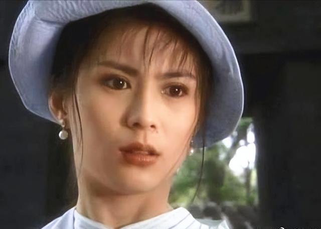 新加坡女神潘玲玲近照!穿吊带裙大秀好身材,51岁抗癌成功精神好