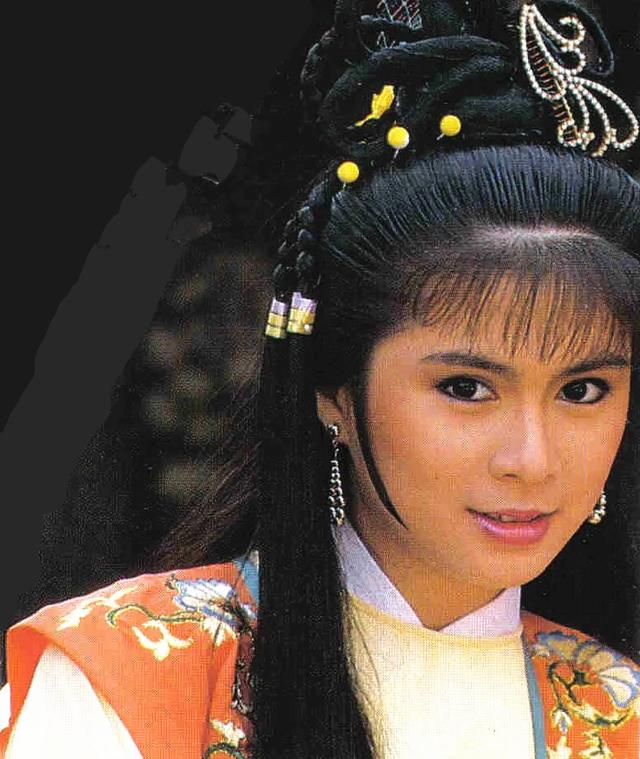 新加坡女神潘玲玲近照!穿吊带裙大秀好身材,51岁抗癌成功精神好