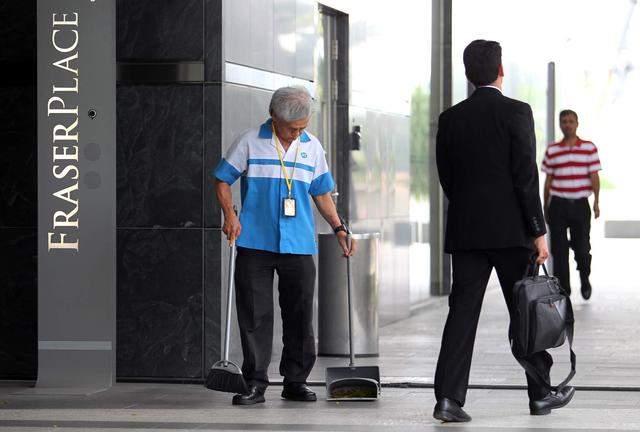 新加坡人靠啥养老：自己养自己，70岁也得端盘打工