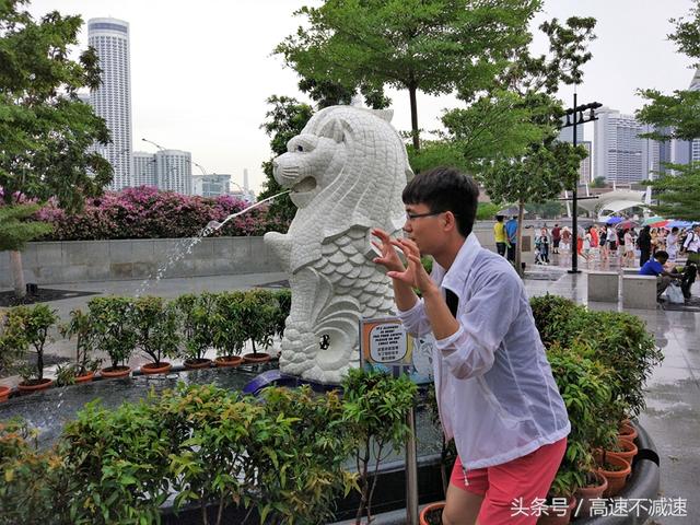 被玩坏的新加坡鱼尾狮，以后旅行拍照姿势你也可以这样摆