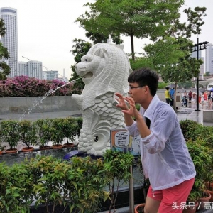 被玩坏的新加坡鱼尾狮，以后旅行拍照姿势你也可以这样摆