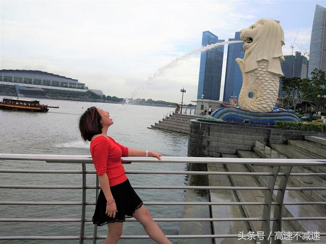 被玩坏的新加坡鱼尾狮，以后旅行拍照姿势你也可以这样摆