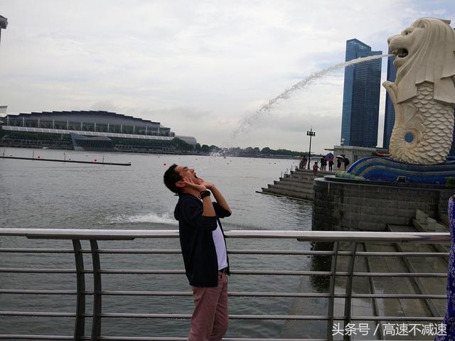 被玩坏的新加坡鱼尾狮，以后旅行拍照姿势你也可以这样摆