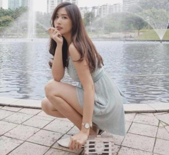 新加坡第一模特走红,颜值不输明星,九头身身材,笑容超治愈