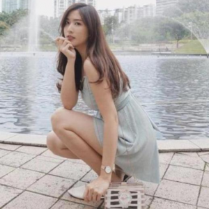 新加坡第一模特走红，颜值不输明星，九头身身材，笑容超治愈