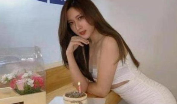 新加坡第一模特走红,颜值不输明星,九头身身材,笑容超治愈