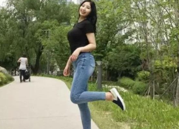 新加坡第一模特走红,颜值不输明星,九头身身材,笑容超治愈