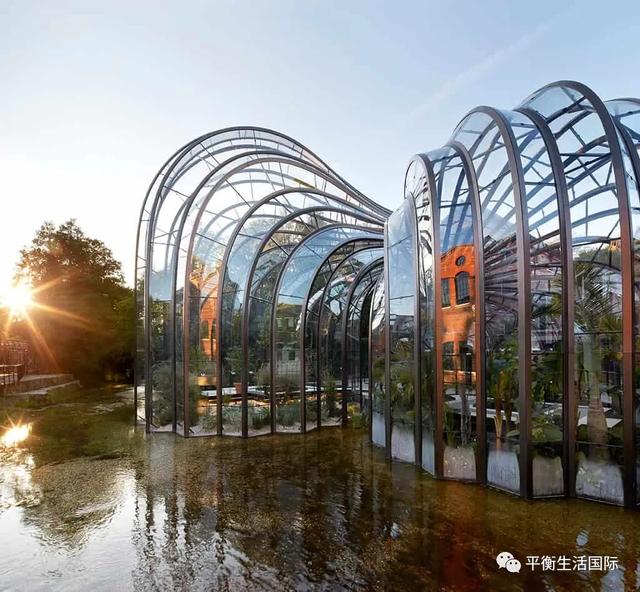中国富豪狂掷15亿在新加坡买楼,鬼才设计师的建筑为何这么贵?